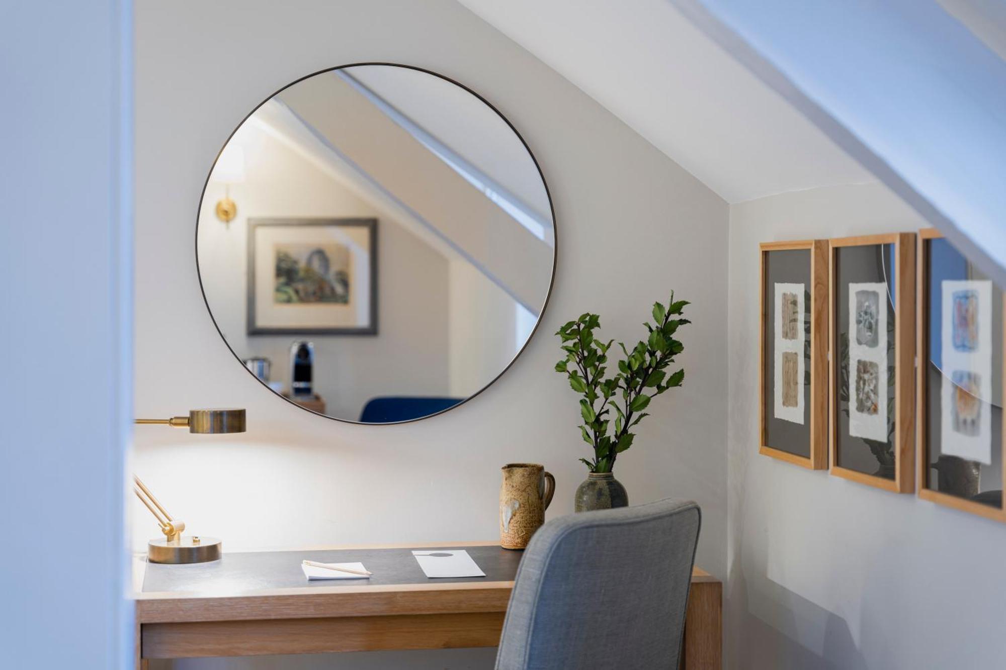 디 올드 뱅크 호텔 옥스퍼드 외부 사진 A mirror in a home office