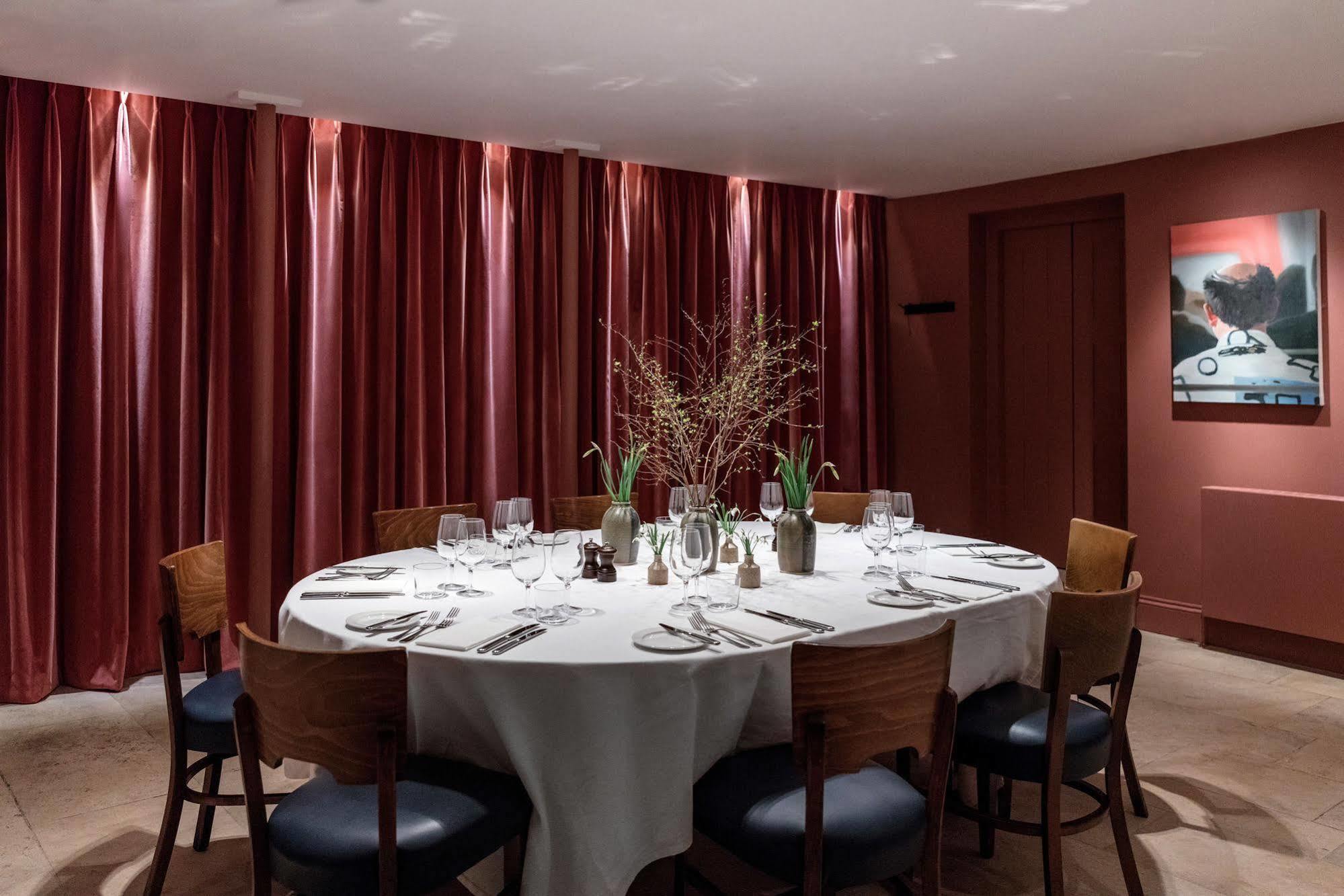 디 올드 뱅크 호텔 옥스퍼드 외부 사진 The dining room at the 2012 Olympic Village